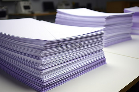excel文档办公自动化背景图片_办公室桌子上放着一堆大纸和文件夹