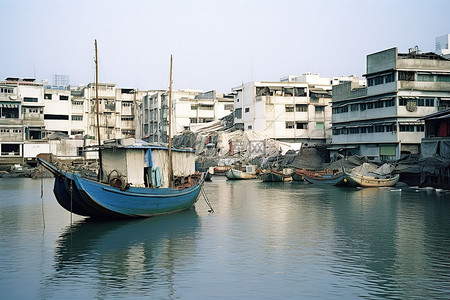 船中国背景图片_一些船停在建筑物附近的一条小河上