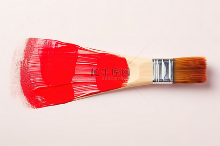 红色画笔涂色背景图片_白色表面上涂有红色粗笔画的画笔