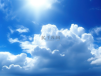 太阳光照射背景图片_蓝色阳光照射的云彩与天空和阳光