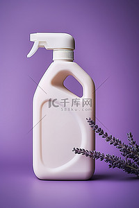 紫色背景洗衣瓶与薰衣草花照片