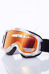 白色表面上的一副滑雪护目镜