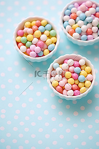 柔和背景中小碗里的彩色糖果