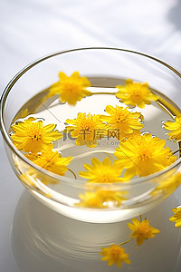 玻璃碗中黄色花朵的图像