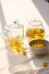 茶壶旁边放着一壶黄色花朵的水