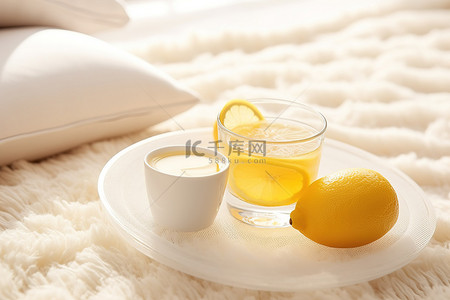 柠檬茶柠檬背景图片_一个杯子，上面有柠檬片，白色蓬松，白色