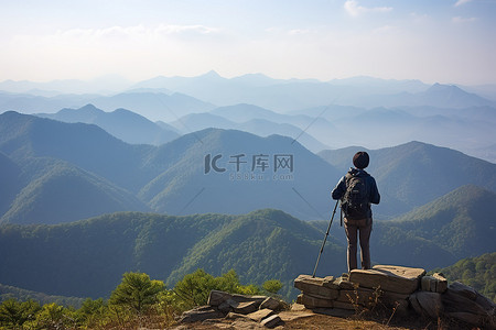 大山谷背景图片_观察山谷和山脉的人我康嘎安长冲山风景区