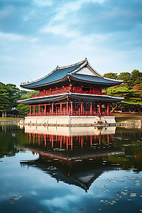 韩国的一座宫殿，周围环绕着水域和树木
