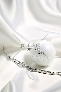 白色的球背景图片_一个白色的球坐在白色的亚麻布上