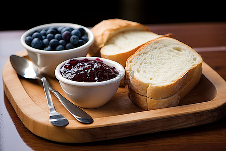 食品面包背景图片_一个木托盘，里面有一些面包果酱和蓝莓