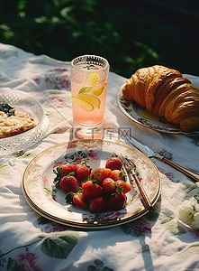 春天黄昏背景图片_黄昏时野餐，阳光明媚，野餐桌上有食物和饮料