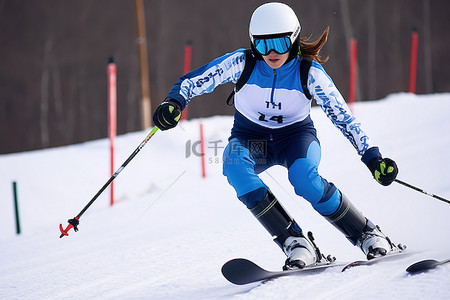 赛马场背景图片_一位女士骑着滑雪板经过赛马场