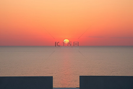 浣熊背景图片_太阳从浣熊湾岛的海面上升起