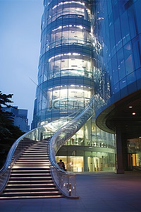 城市楼梯背景图片_照片中是一座玻璃建筑和楼梯