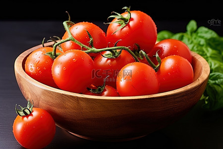 碗里的蔬菜背景图片_木碗里的成熟红番茄和生菜
