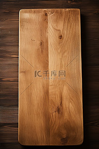 木桌上铺着一块木板