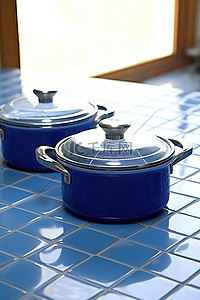 厨房瓷砖地板上的两个蓝色砂锅