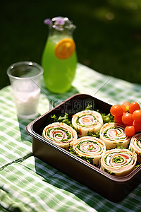 沙拉汁背景图片_装有碗和饮料的容器中的野餐食物