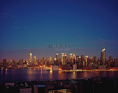 美国城市天空背景图片_黄昏时的城市天际线景观