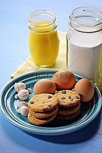 鹰嘴豆饼干鸡蛋和蓝盘上的蛋罐，配柠檬和姜