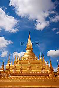 一座被金色寺庙和美丽云彩覆盖的巨大寺庙