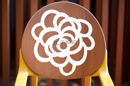 一张木椅，上面印着一朵白花