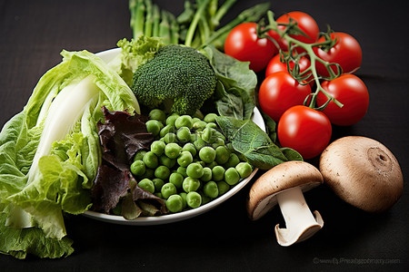 蔬菜西红柿背景图片_绿色蔬菜蘑菇和橄榄