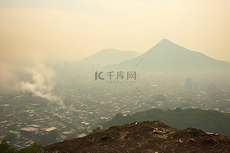 一座山俯瞰着雾霾笼罩的城市
