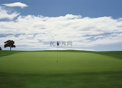 摇滚旗帜背景图片_一个大的绿色草地高尔夫球场，上面有旗帜和天空