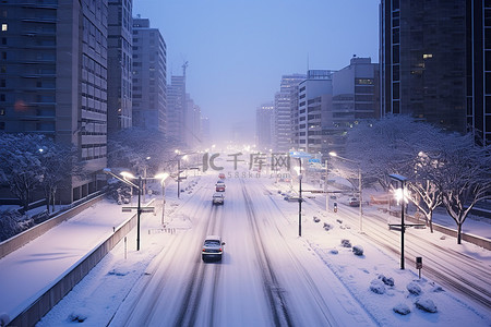 城市雪下的道路