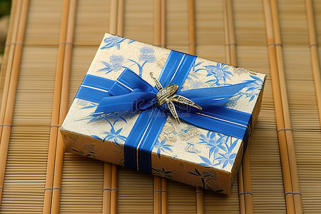 竹子上有蓝丝带的礼品包装
