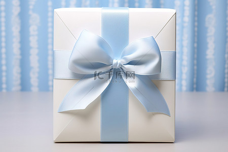 一个有蓝色蝴蝶结和白色亚麻背景的盒子