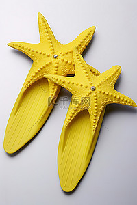 一双黄色的水肺埃尔法脚蹼，上面有一个白色的星空海星