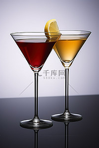 两杯马提尼鸢尾花鸡尾酒图片