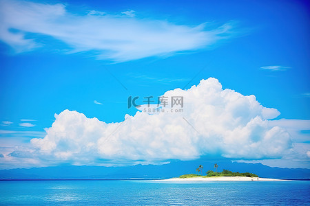 蓝天和海背景图片_蓝天和云彩在一个小岛上