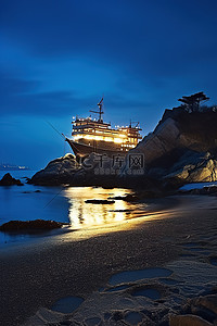 晚上，一艘船停泊在岩石海滩上