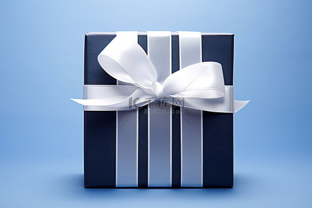 蓝色礼盒背景图片_条纹背景上带有白色蝴蝶结的蓝色礼盒