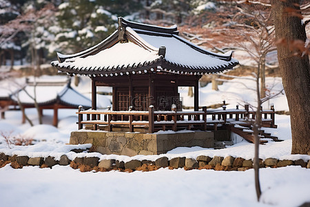 冬天古建筑背景图片_亚洲风格的结构，雪上有草和树