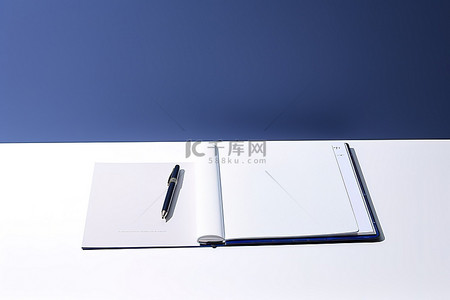 书笔背景图片_白桌上的书笔和日记 照片