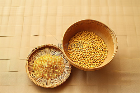 一个柳条篮，里面有两个碗，里面装满棕色谷物和一根稻草