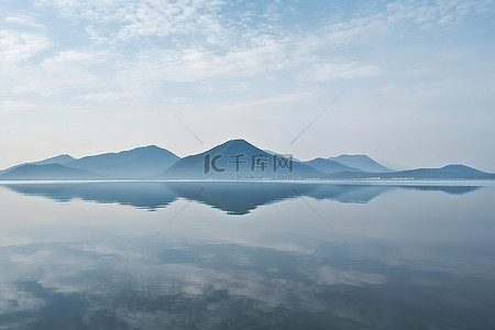 周二第三天背景图片_周二早上，关津的一座山的竹岛湖倒影