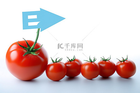 白色背景上的公斤西红柿，西红柿上有一个箭头