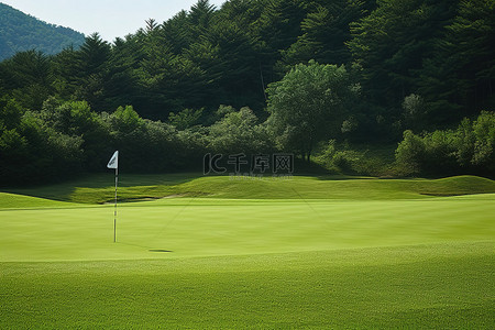 旗杆背景图片_山区高尔夫球场的高尔夫球场