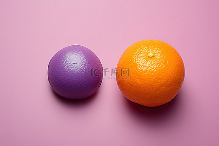 一个橙子靠近一个紫色球形水果