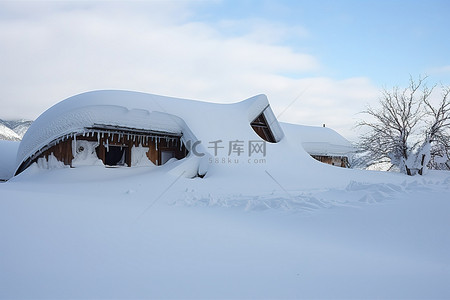 雪上的房子靠近积雪的山照片 3