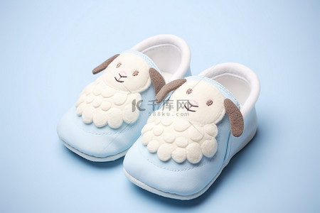 蓝色背景上的羊婴儿拖鞋