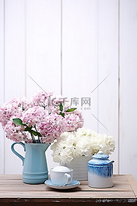 一张白色的木桌，上面摆满了鲜花的容器