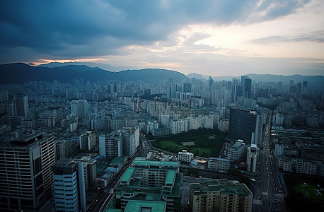 阴天背景图片_在阴天，一座城市看到了太阳