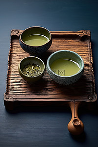 木板上放着 3 杯绿茶，还有两碗茶