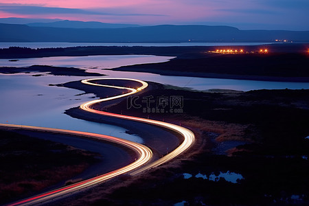 苏格兰背景图片_苏格兰沼泽路和黄昏时的水路